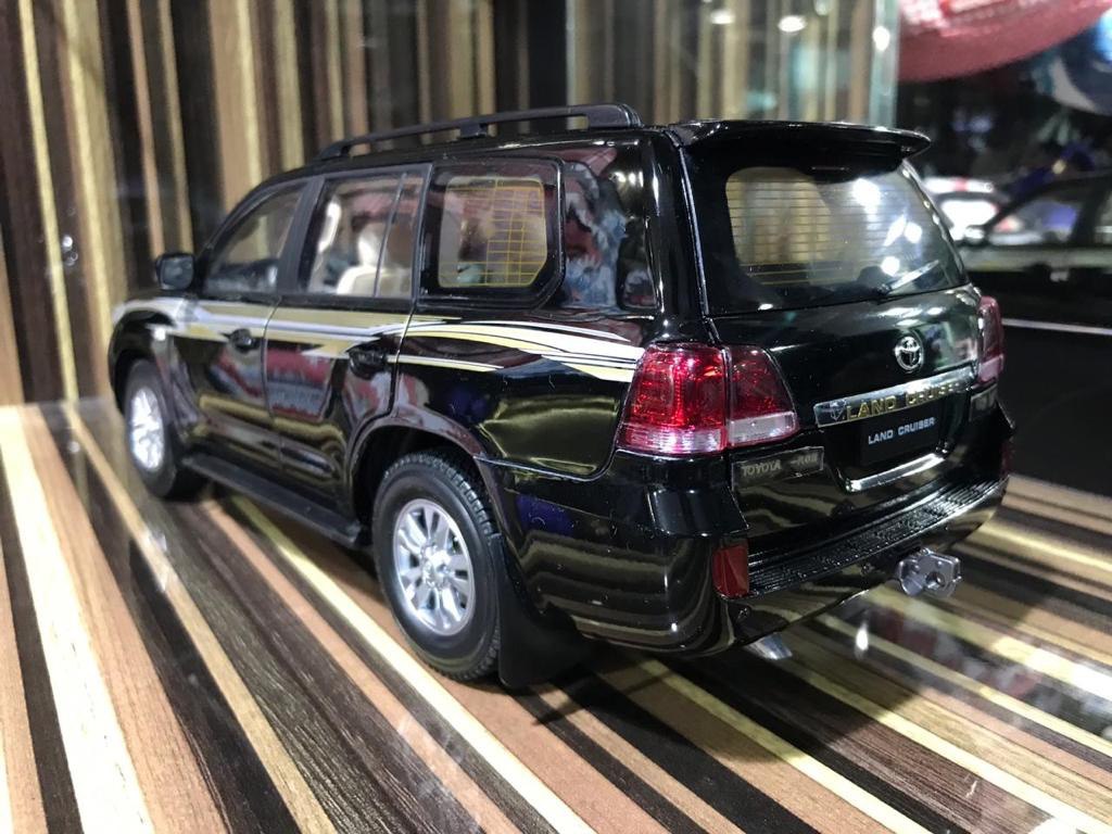 1/18 Diecast Toyota Land Cruiser 200 FAW Toys Black Scale Model Car