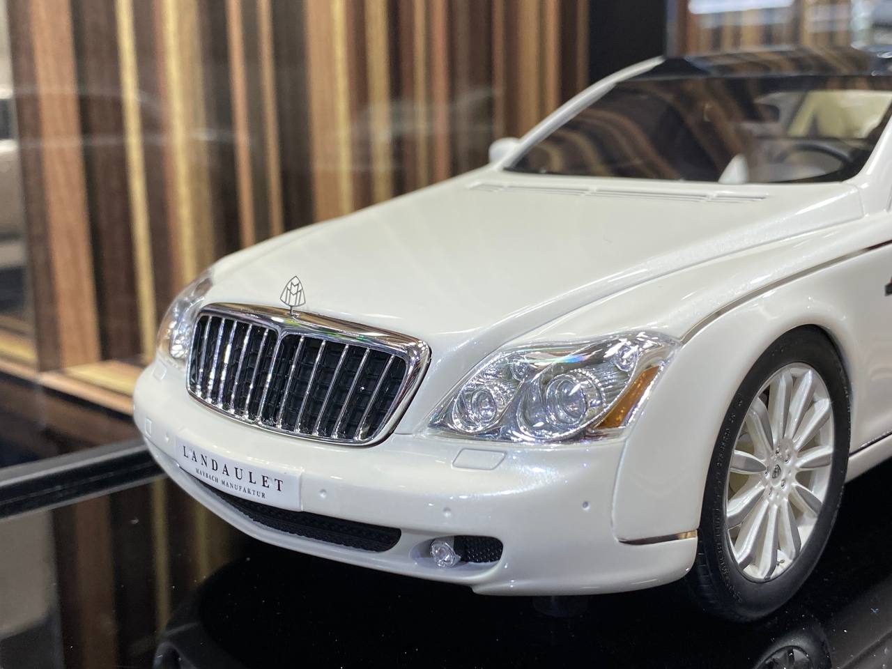 1/18 Mercedes-Maybach 62S Landaulet White Miniature car by MotorHelix –  dturman.com