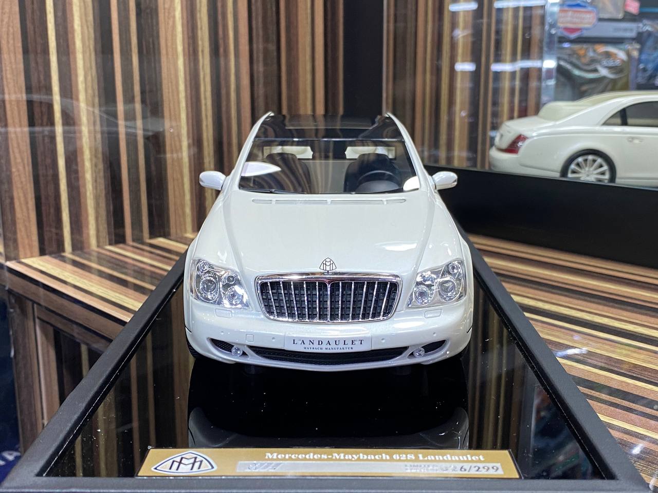 1/18 Mercedes-Maybach 62S Landaulet White Miniature car by MotorHelix –  dturman.com