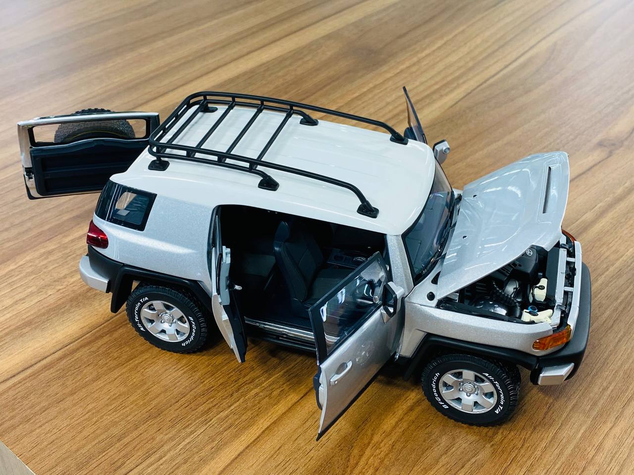 1/18 Diecast Toyota FJ Cruiser Silver by AUTOart Scale Model Car