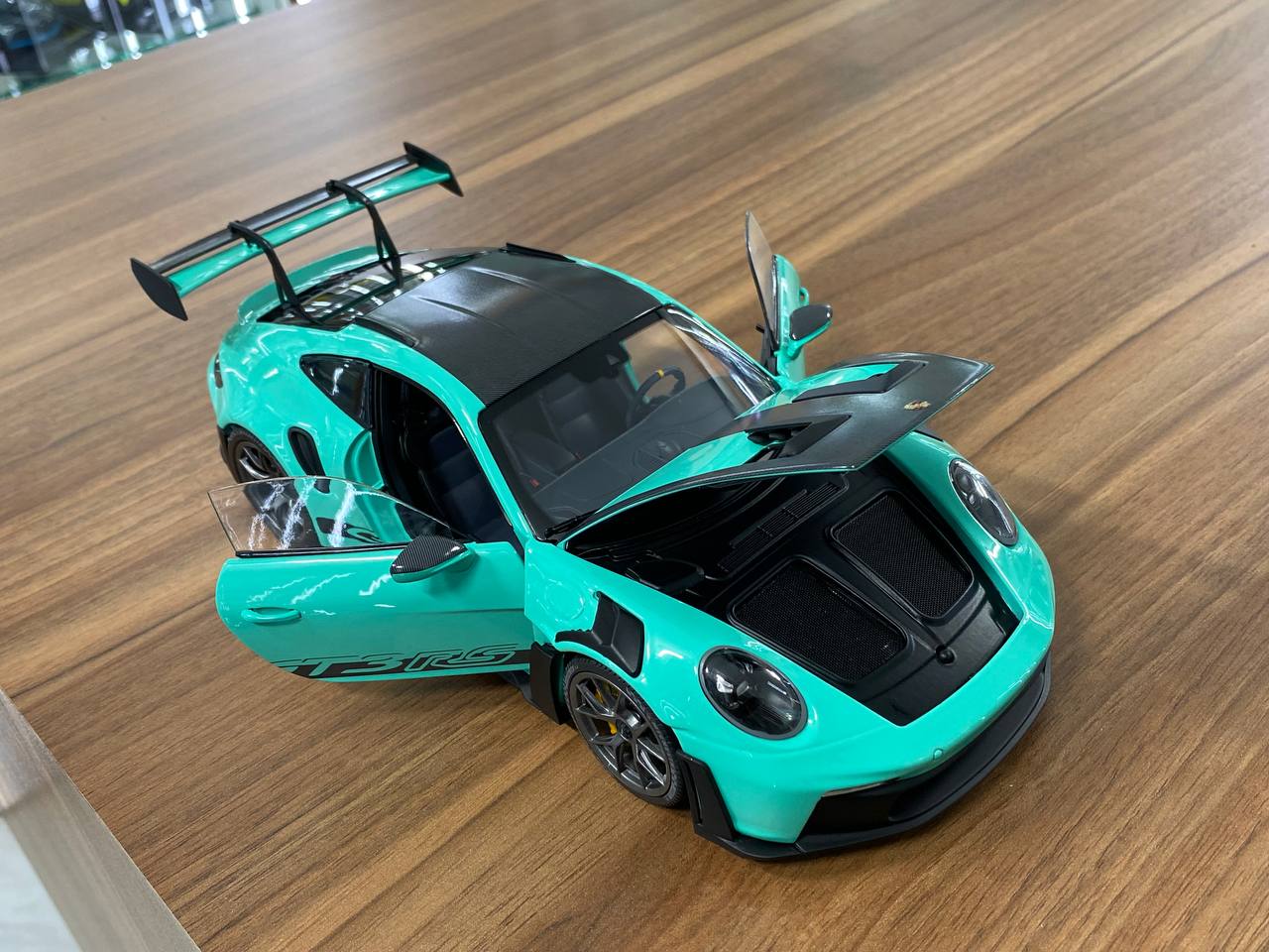 1:18 Diecast Minichamps Porsche 911 (992) GT3 RS 2024 Weissach Paket in Green