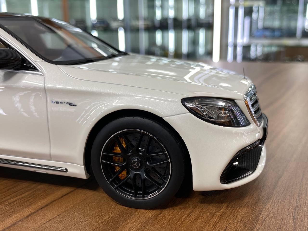 1:18 Resin Model – GT Spirit Dealer Edition Mercedes-Benz AMG S 63 (W222) 2018 – White (Limited Edition 1967)