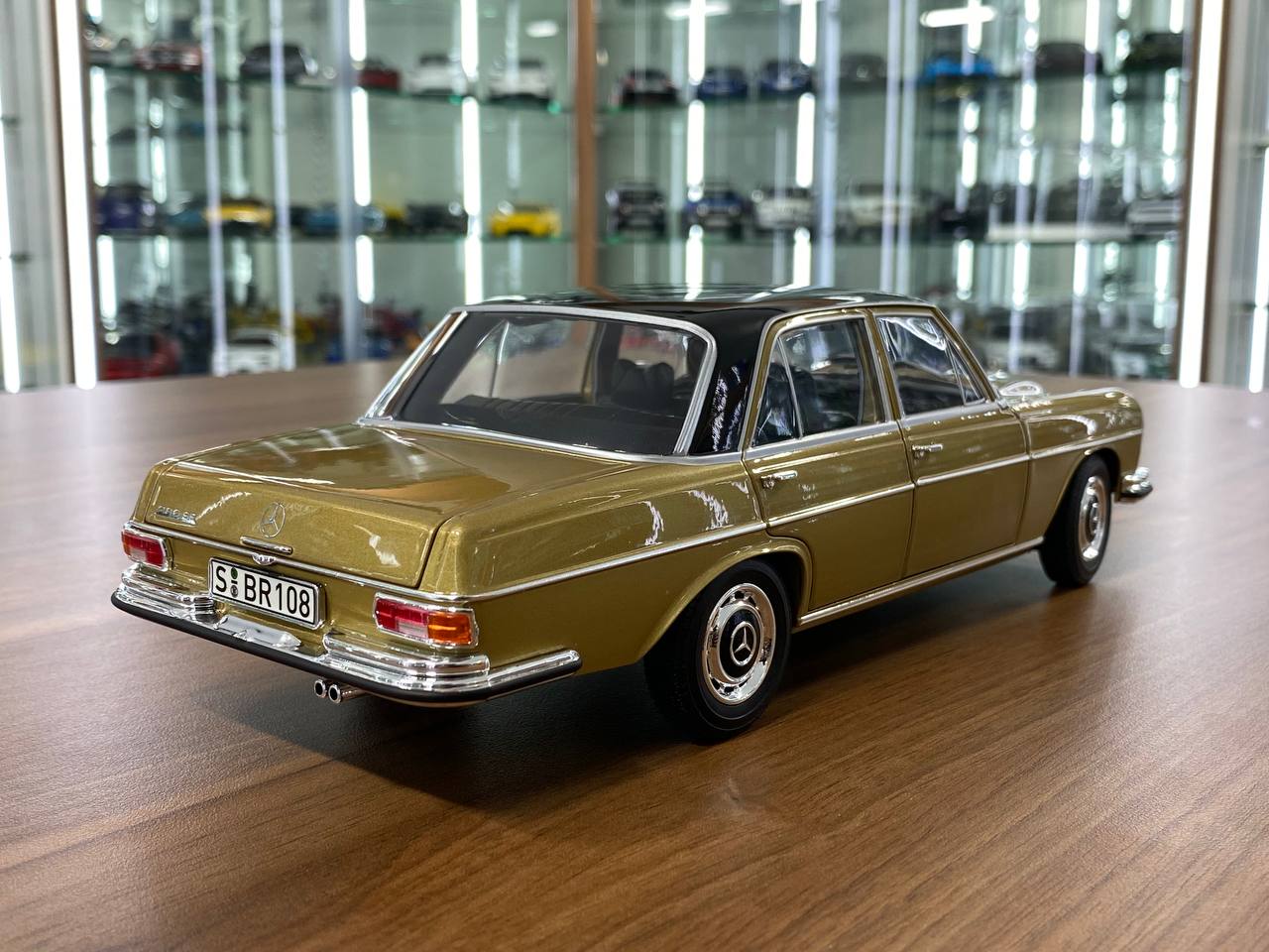 1/18 Diecast Norev Mercedes-Benz 280 SE (W108) Dealer Edition in Beige Model Car