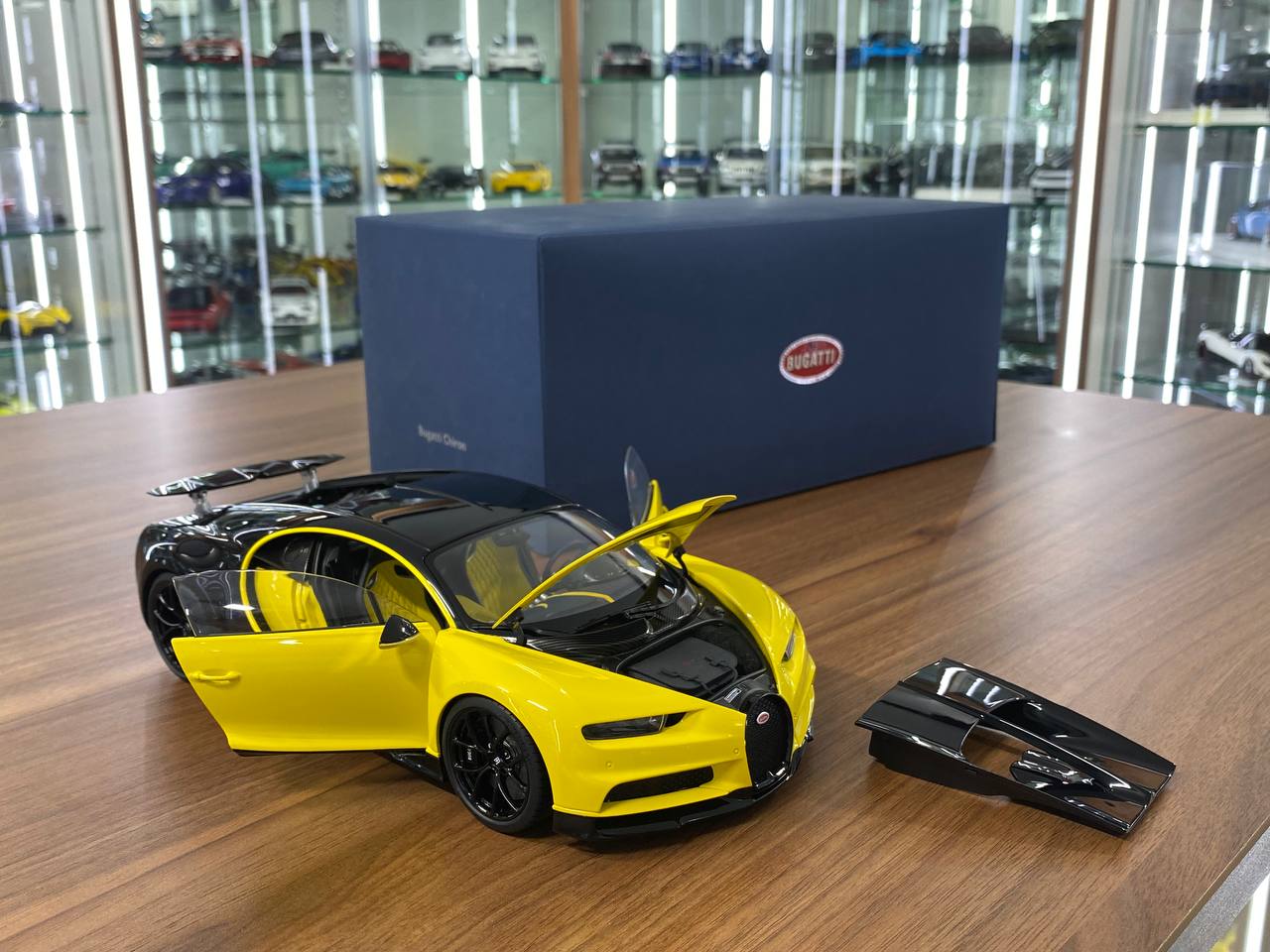 1:18 Diecast Metal – AUTOart Bugatti Chiron – Jaune Molsheim Yellow / Nocturne Black