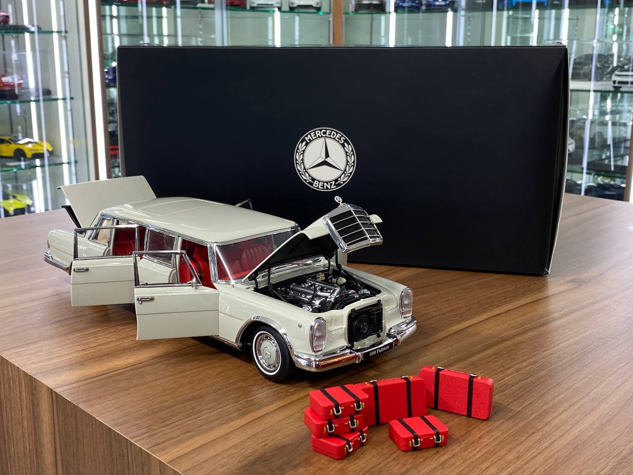 1:12 Diecast Full Opening – NZG Modelle GmbH Dealer Edition Mercedes-Benz 600 Pullman (W100) – White Grey