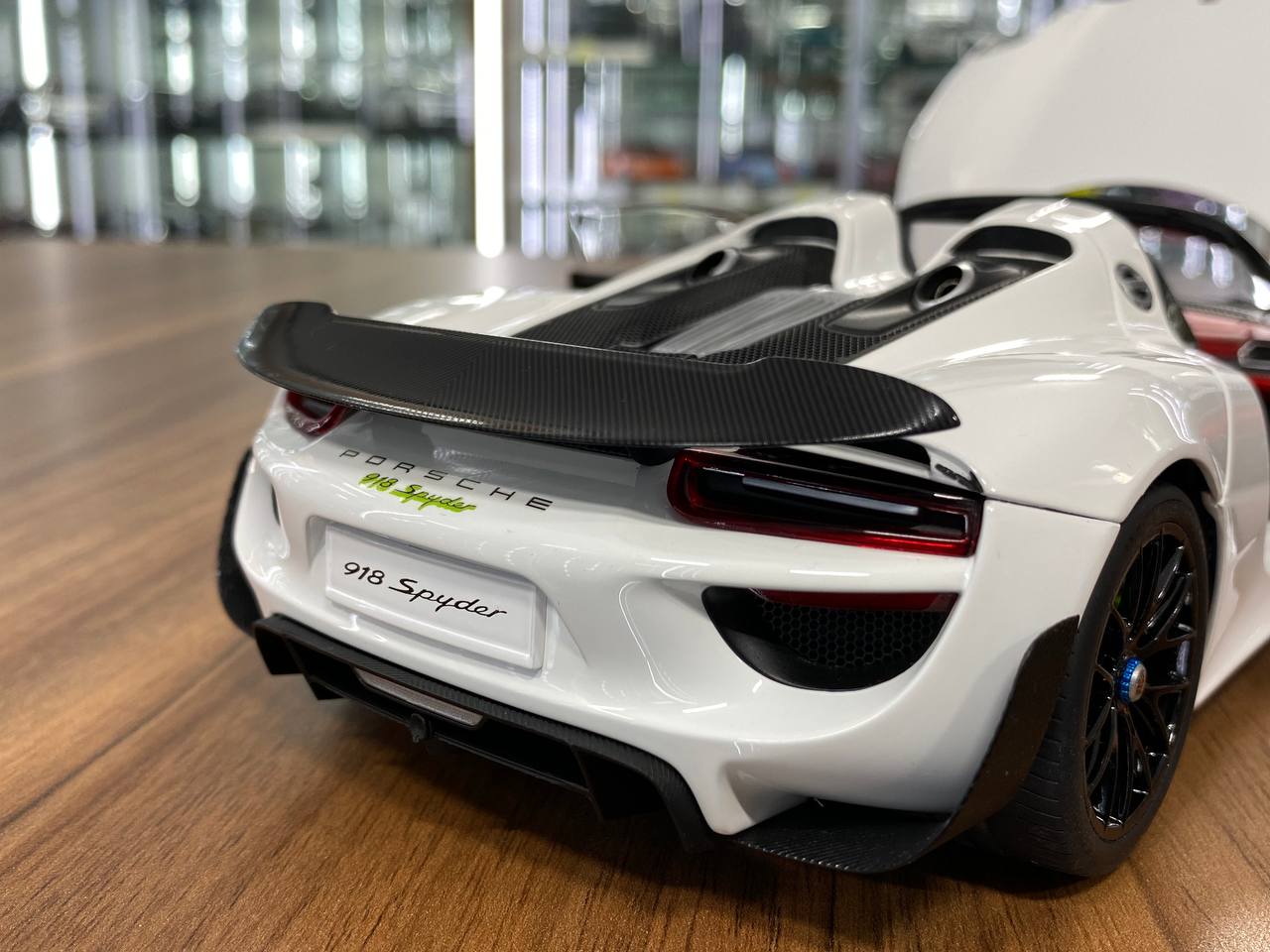 1/18 diecast AutoArt Porsche 918 Spyder Weissach Package White/ Black interior