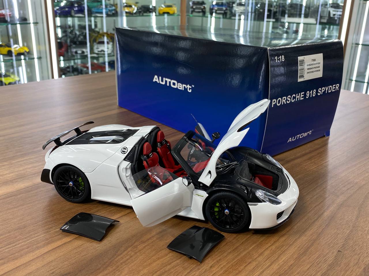 1/18 diecast AutoArt Porsche 918 Spyder Weissach Package White/ Black interior