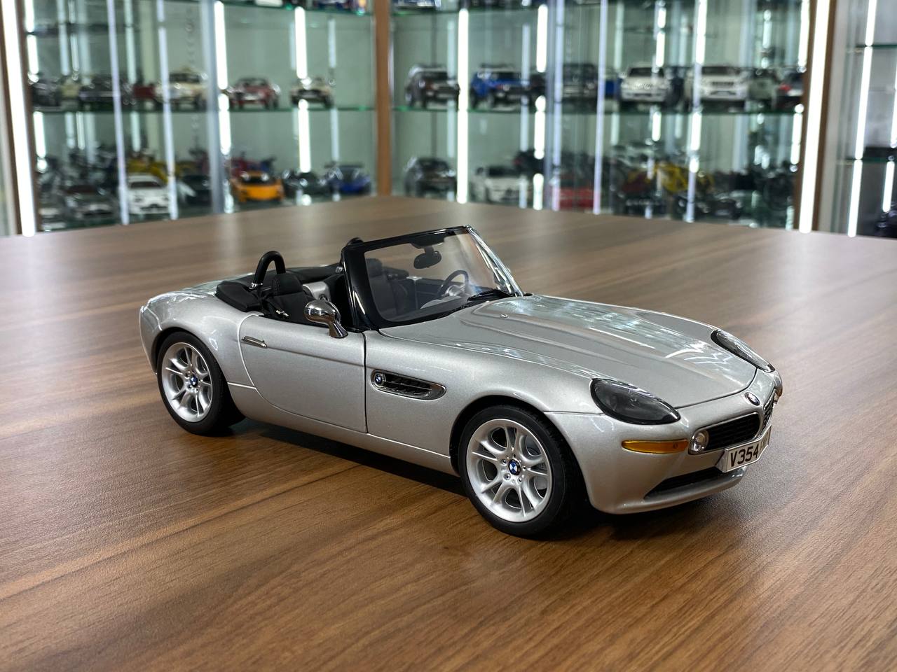 1/18 Diecast BMW Z8 by Kyosho – Full Opening