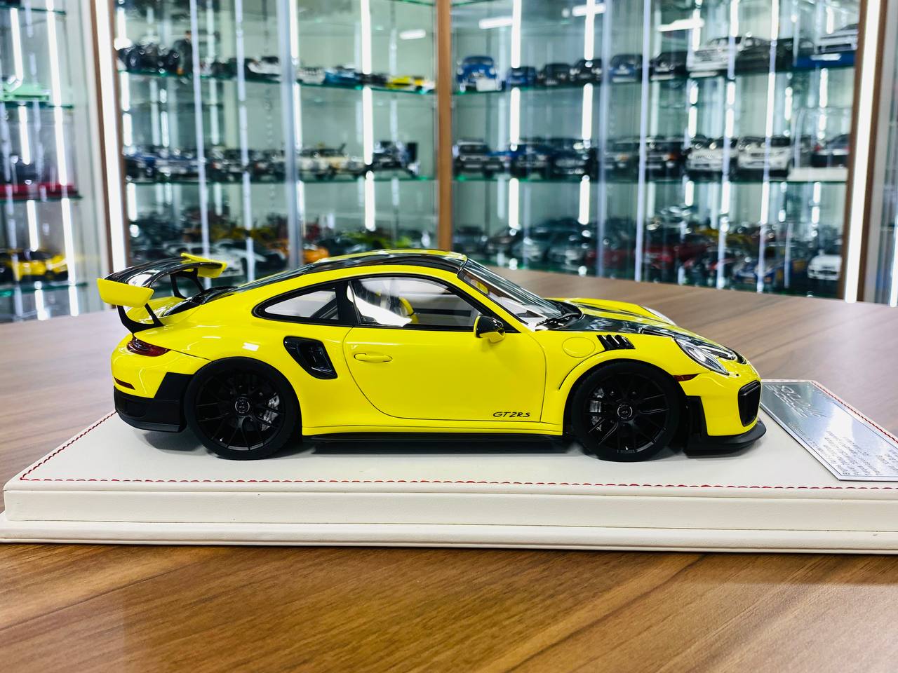 Davis & Giovanni Porsche 911 GT2 RS – 1/18 Resin Fluorescent Yellow, Limited 1 of 1