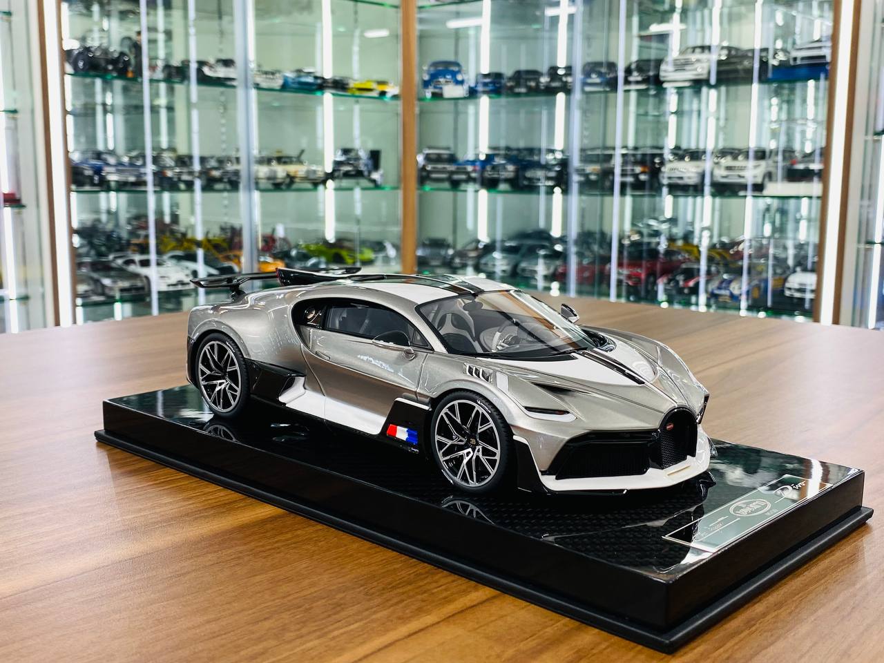 Exclusive 1/18 Resin Model - Bugatti Divo (Metallic Silver)