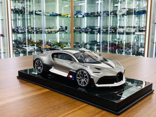 Exclusive 1/18 Resin Model - Bugatti Divo (Metallic Silver)