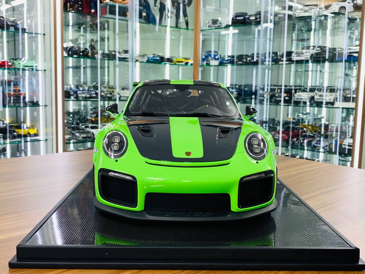 Dino Models Porsche 911 GT2 RS – 1/18 Resin Model, Acid Green, Limited 21