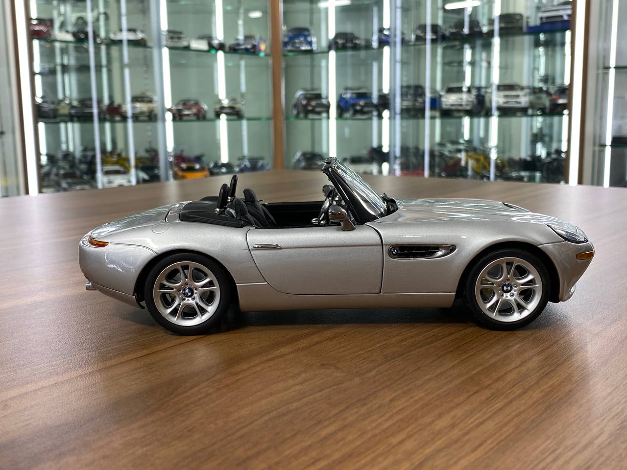 1/18 Diecast BMW Z8 by Kyosho – Full Opening