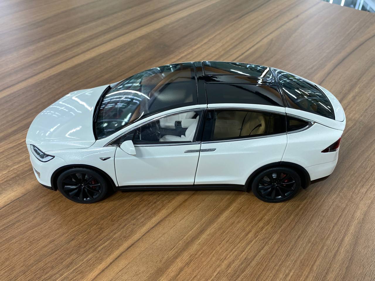 Tesla Model X P100D [1/18 Diecast White]