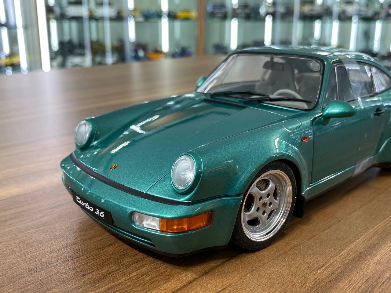 1/18 Diecast Porsche 911 Turbo 964 Green by Solido Model Car