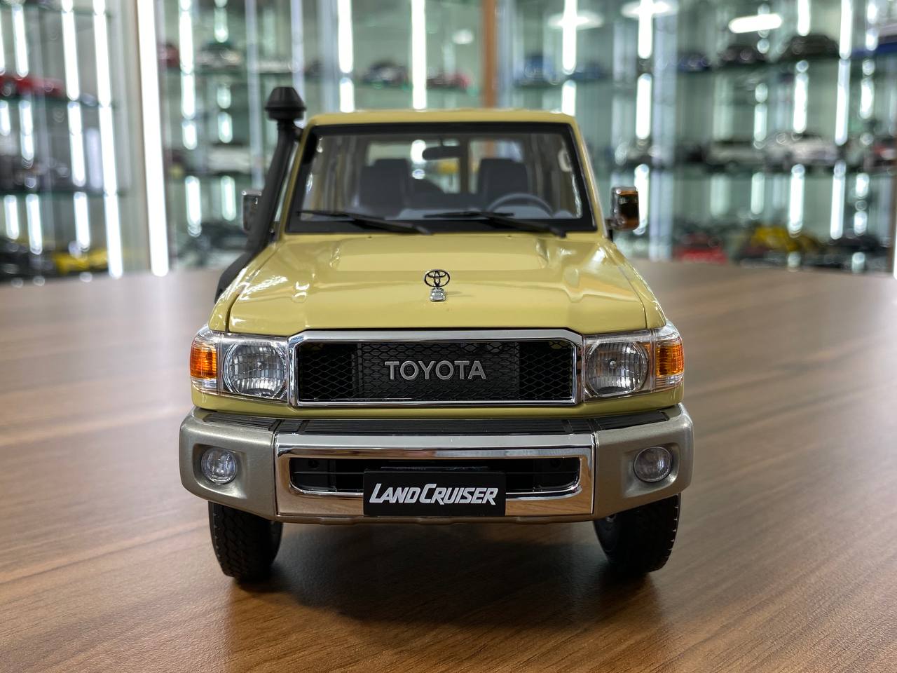 1/18 Diecast - Almost Real Toyota Land Cruiser 76 LC76 (2017) in Beige