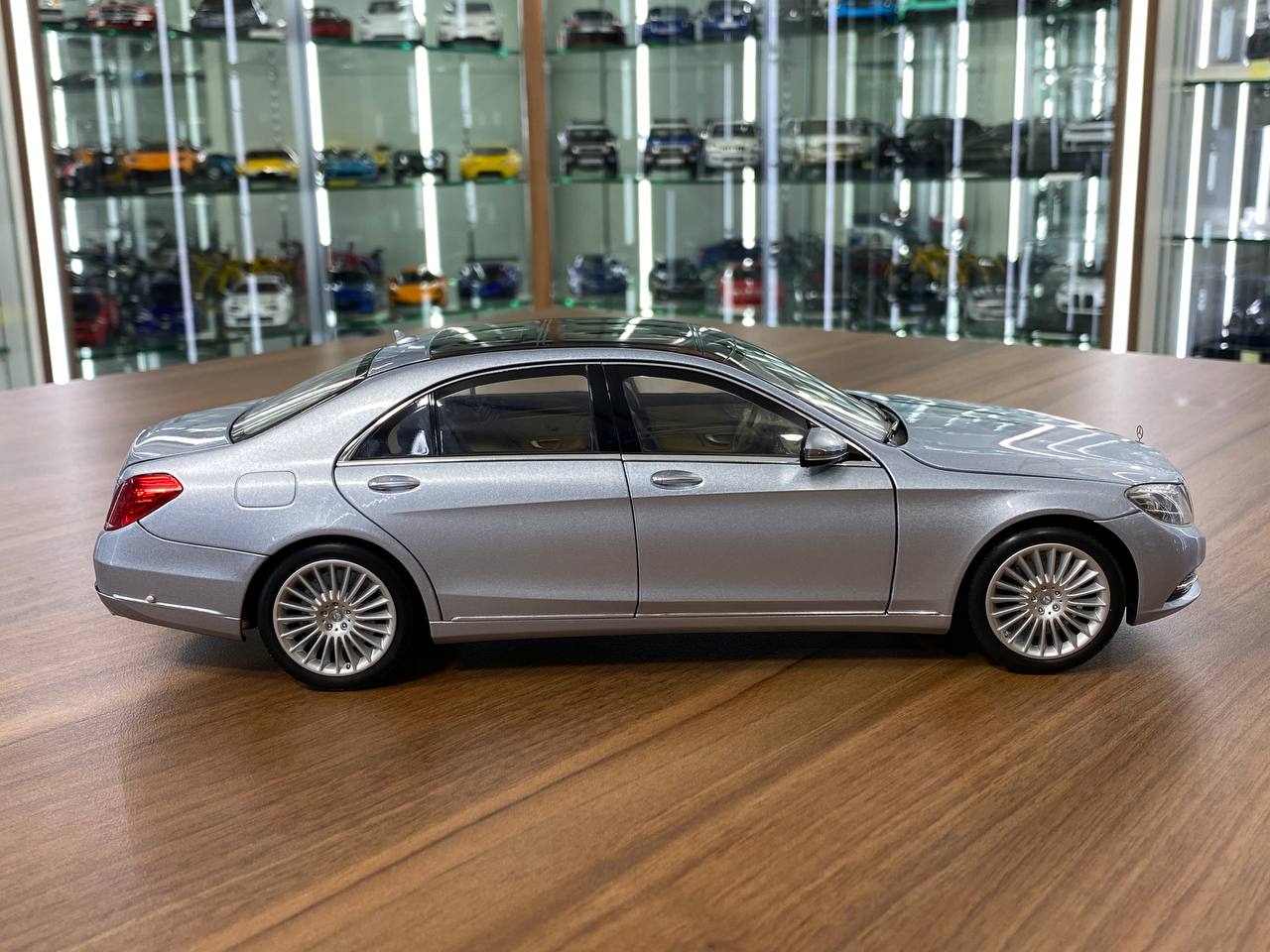 1:18 Diecast – Norev Dealer Edition Mercedes-Benz S-Class S500 (W222) 2013 – Full Opening