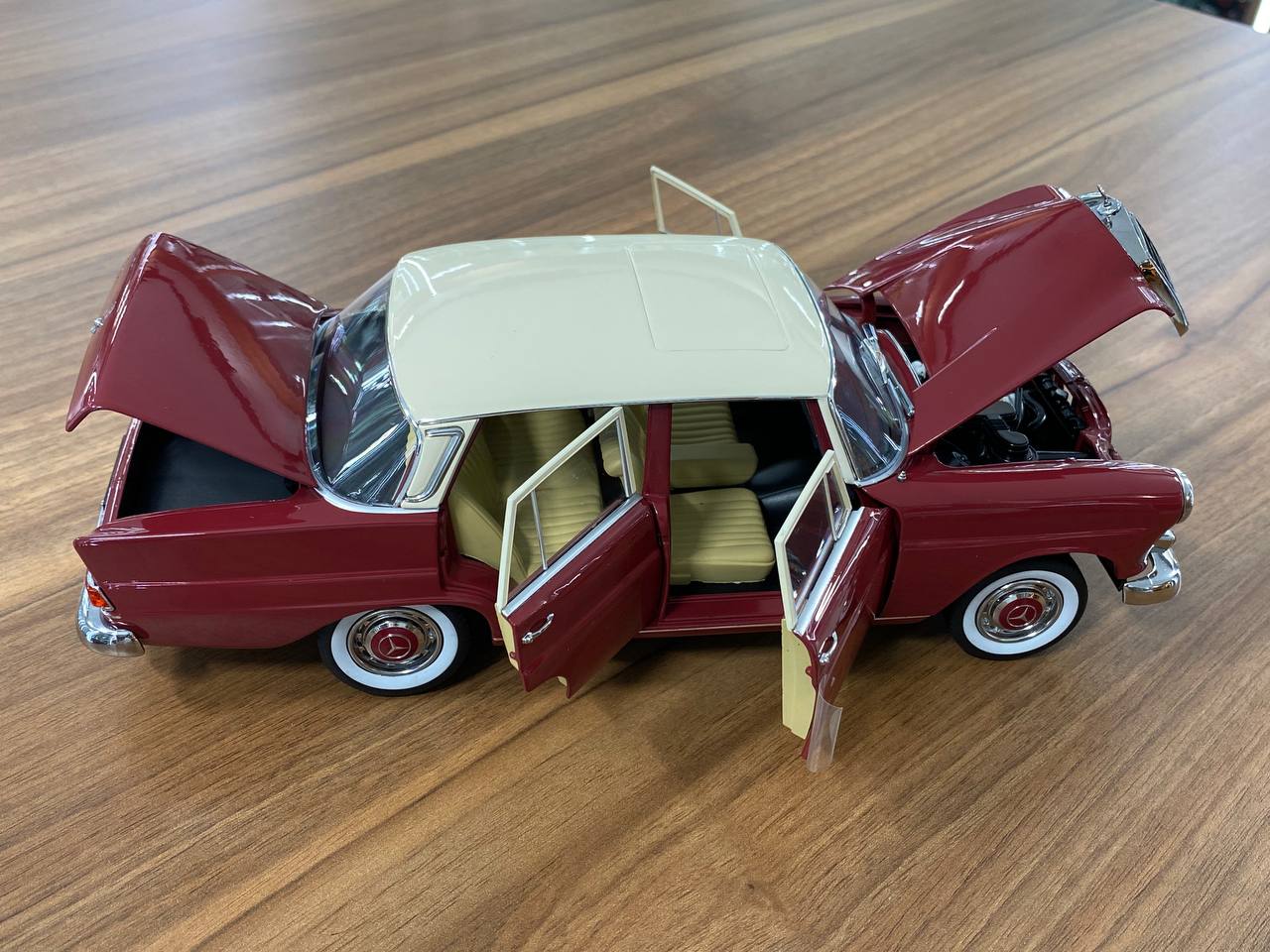 1:18 Diecast – Norev Mercedes-Benz 200 (W110) 1966 – Full Opening