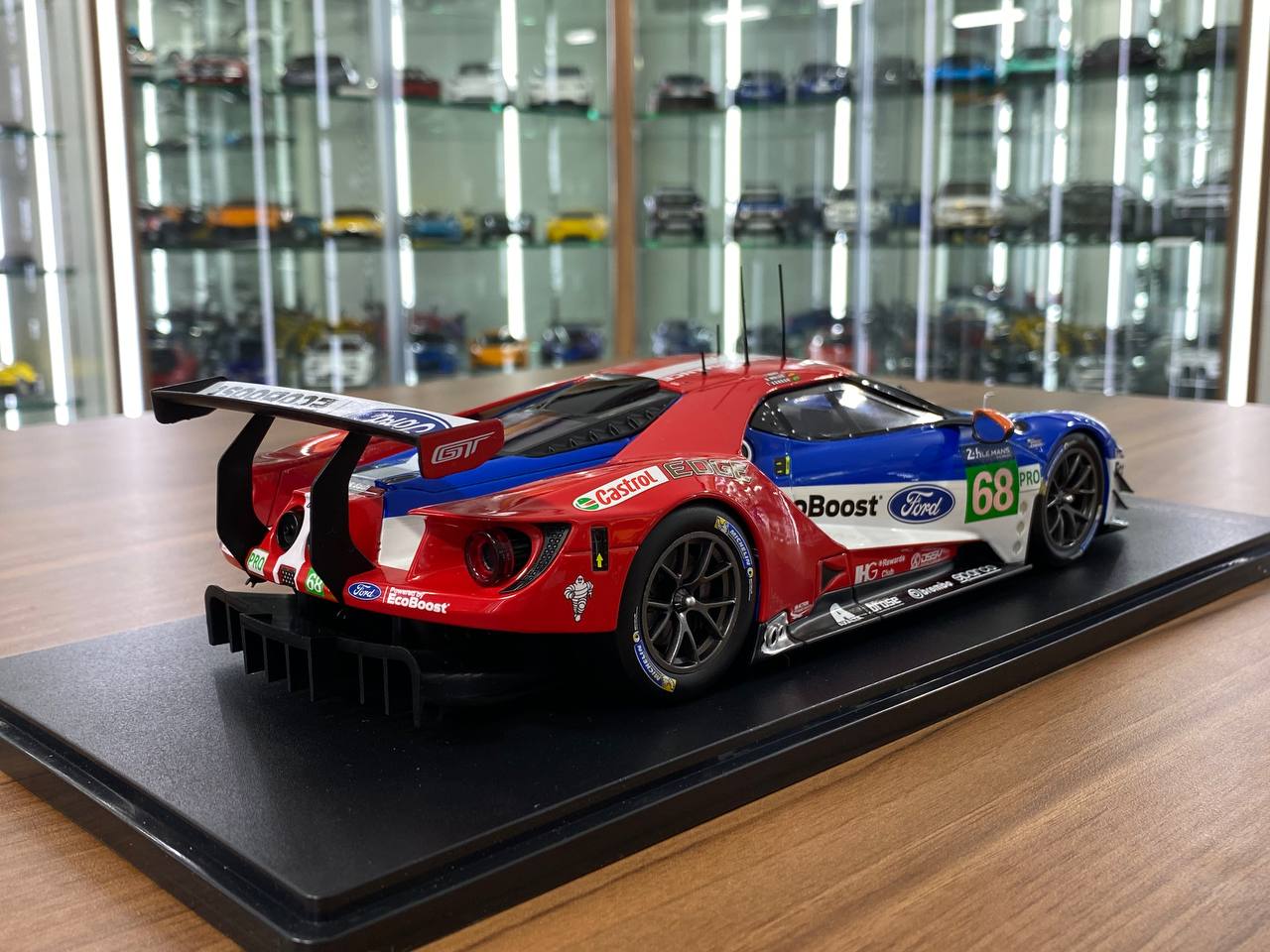 1:18 Diecast – IXO Models Ford GT #68 24H Le Mans 2017 (J. Hand / T. Kanaan / D. Müller)