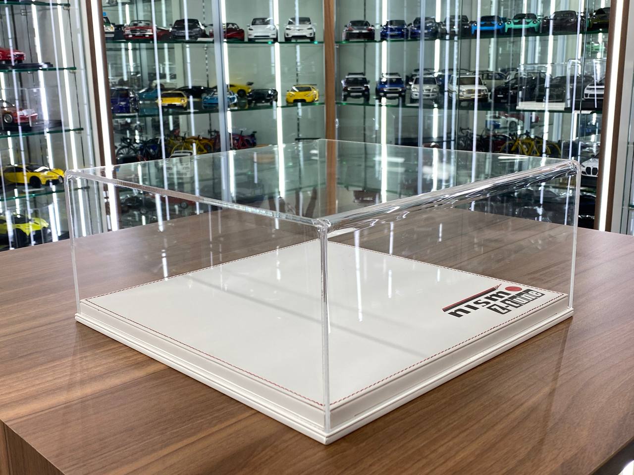 1/18 Acrylic Display Case White Leather Base [NISMO Z-tune Custom Print]