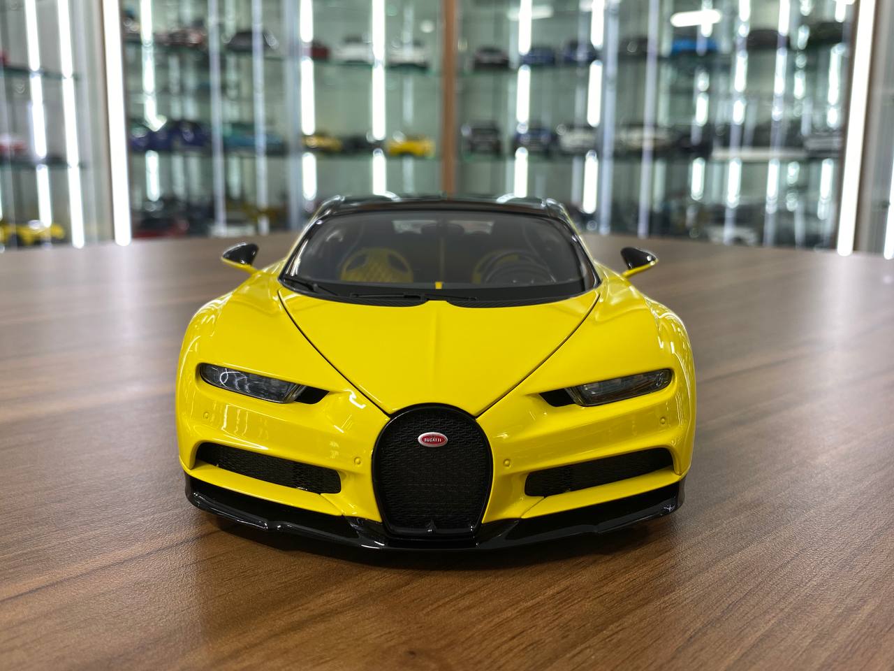 1:18 Diecast Metal – AUTOart Bugatti Chiron – Jaune Molsheim Yellow / Nocturne Black