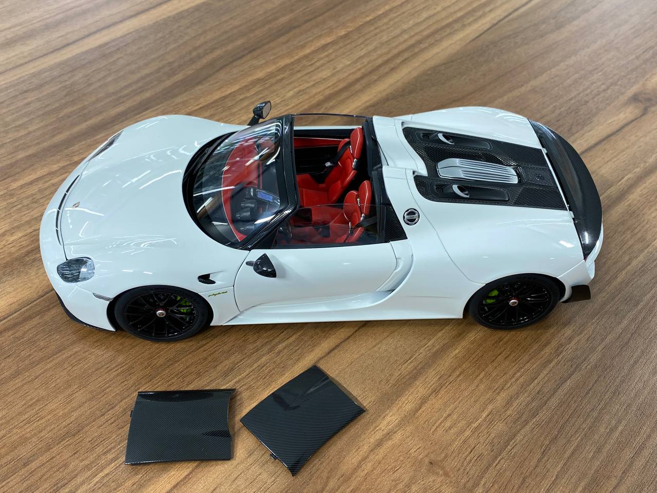 1/18 diecast AutoArt Porsche 918 Spyder Weissach Package White/ Black interior