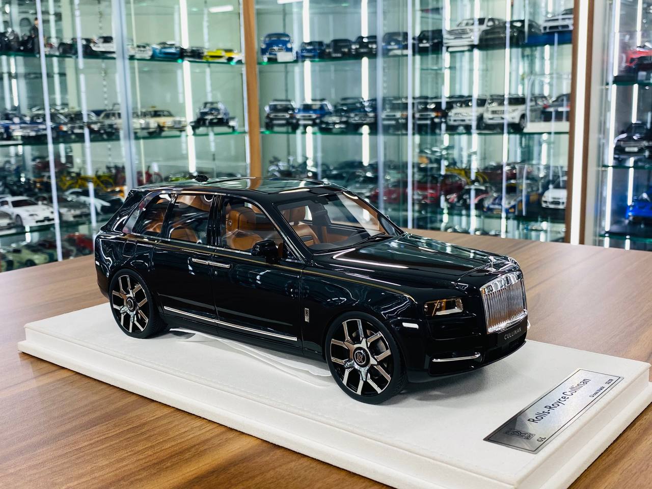 GL Models Rolls-Royce Cullinan - 1/18 Resin Model, Glossy Black, Limited to 39 Pieces