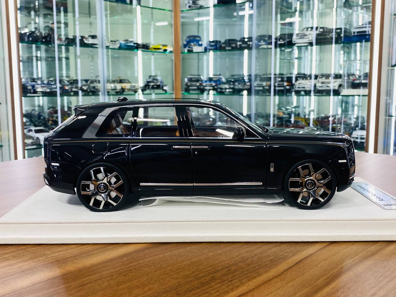 GL Models Rolls-Royce Cullinan - 1/18 Resin Model, Glossy Black, Limited to 39 Pieces