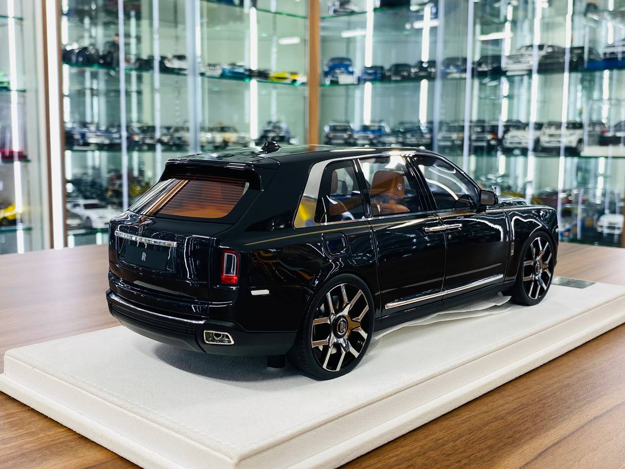 GL Models Rolls-Royce Cullinan - 1/18 Resin Model, Glossy Black, Limited to 39 Pieces