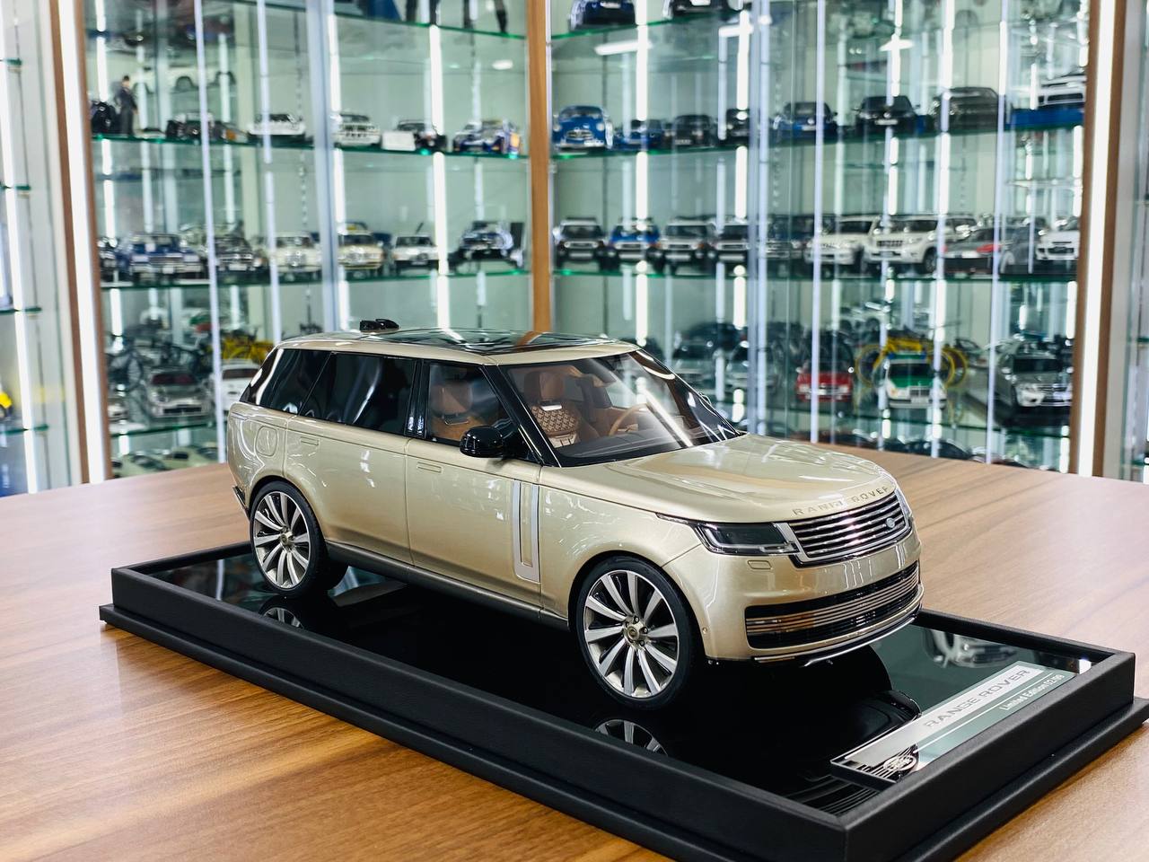 MotorHelix Range Rover Autobiography 2022 – 1/18 Resin Model, Champagne Gold, Limited 99