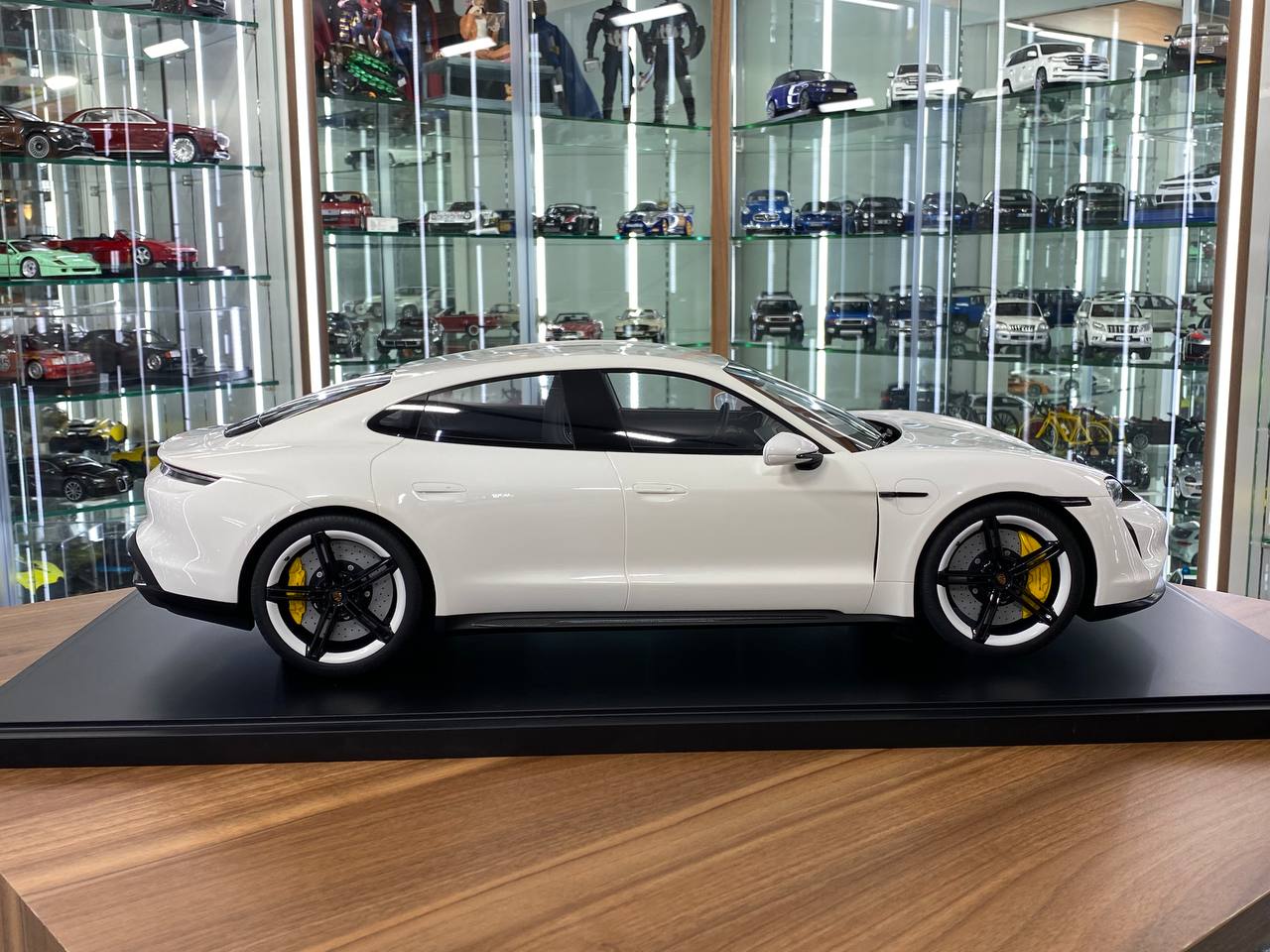 1/8 Resin MINICHAMPS Porsche Taycan turbo S  2020 Pearl White Limited-199 pcs