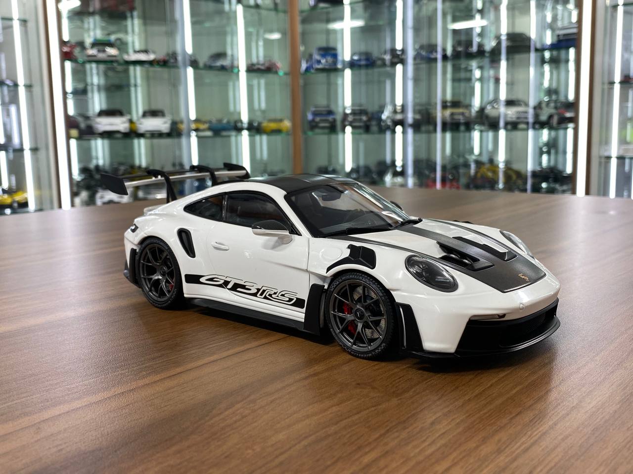 1:18 Diecast - Minichamps Porsche 911 GT3 RS 2022 Weissach Paket (White/Dark Silver Wheels)