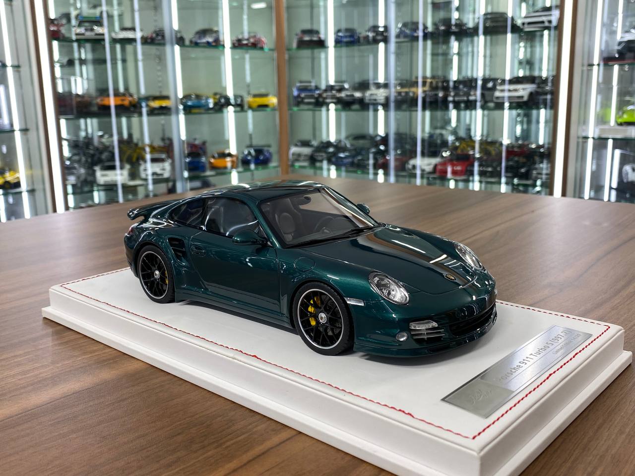 1:18 Resin- Porsche 911 Turbo S (997.2) Dark Green with Black Interior by Ivy Model