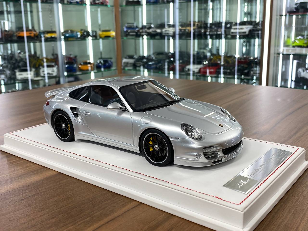 1:18 Resin - Porsche 911 Turbo S (997.2) Silver with Black Interior by Ivy Model