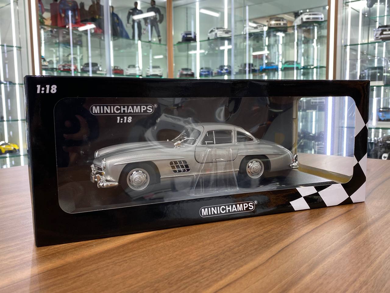 1:18 Diecast – Minichamps Mercedes-Benz 300 SL 1955 (Doors Opening)