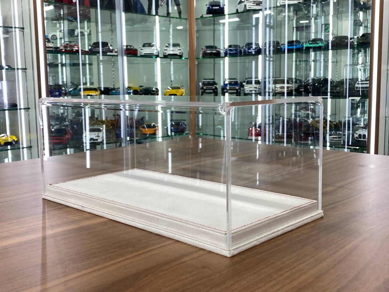 1/18 Acrylic Display Case White Velvet Base