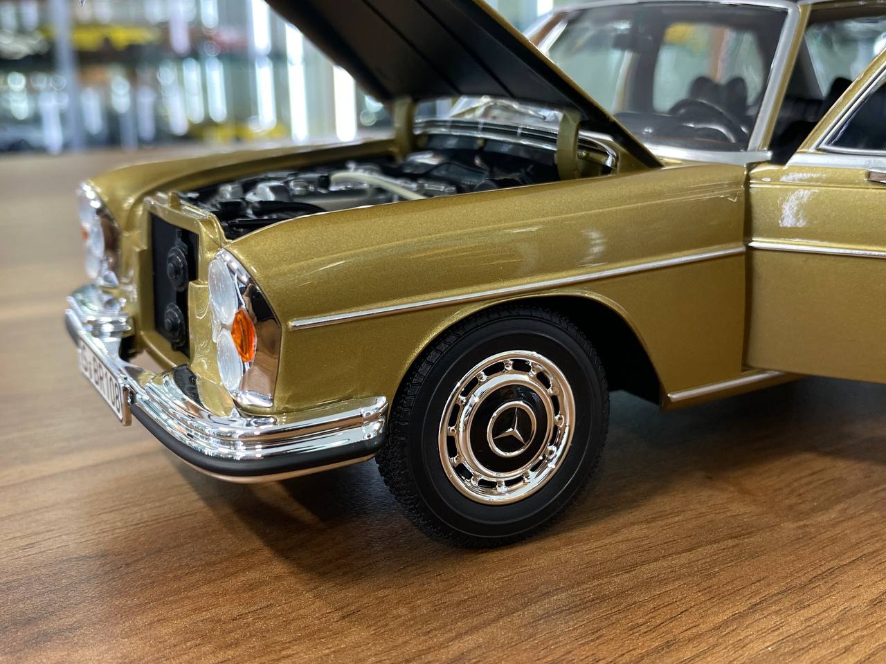 1/18 Diecast Norev Mercedes-Benz 280 SE (W108) Dealer Edition in Beige Model Car