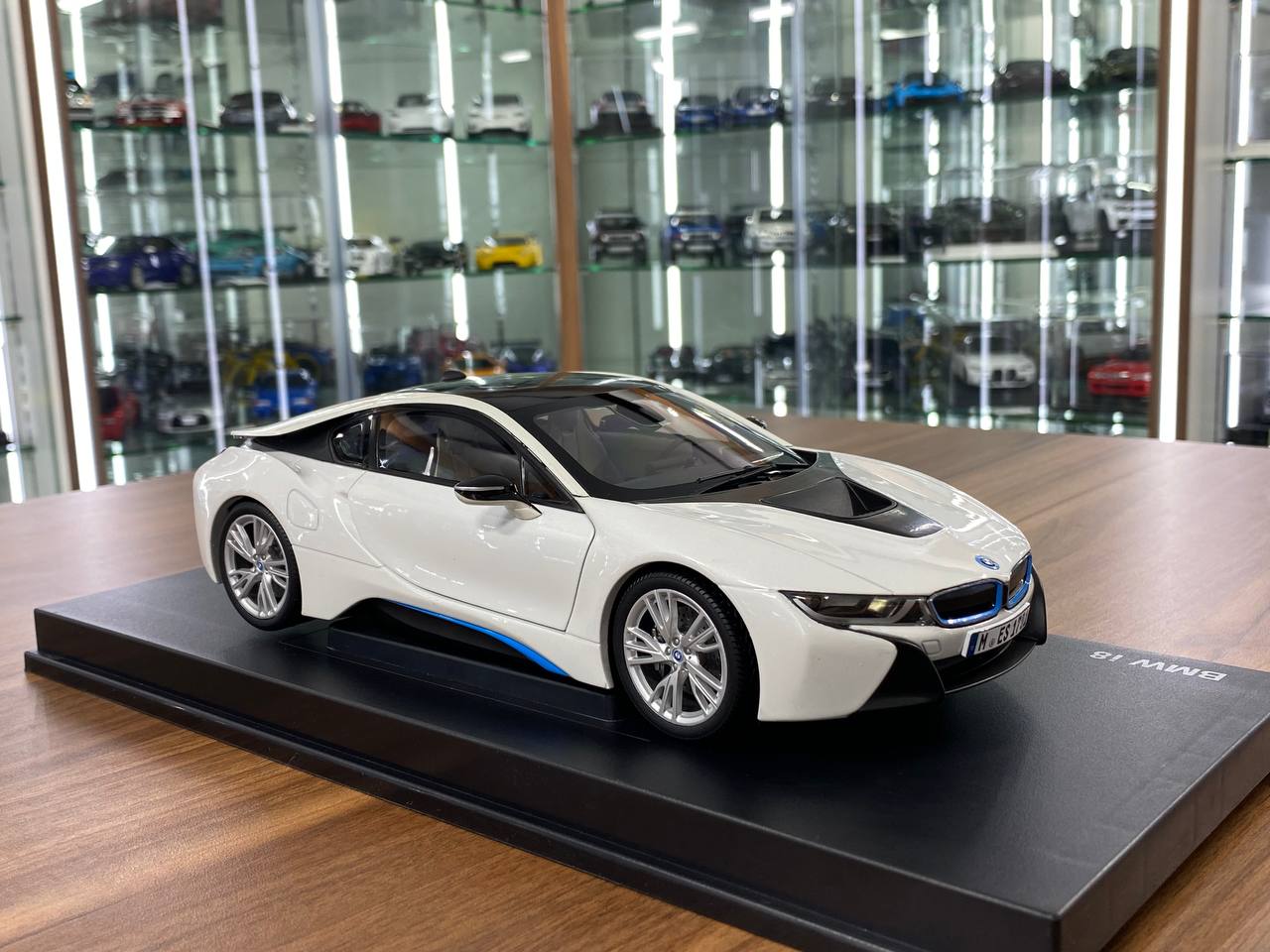 1:18 Diecast Full Opening – Minichamps Dealer Edition BMW i8 – Crystal White