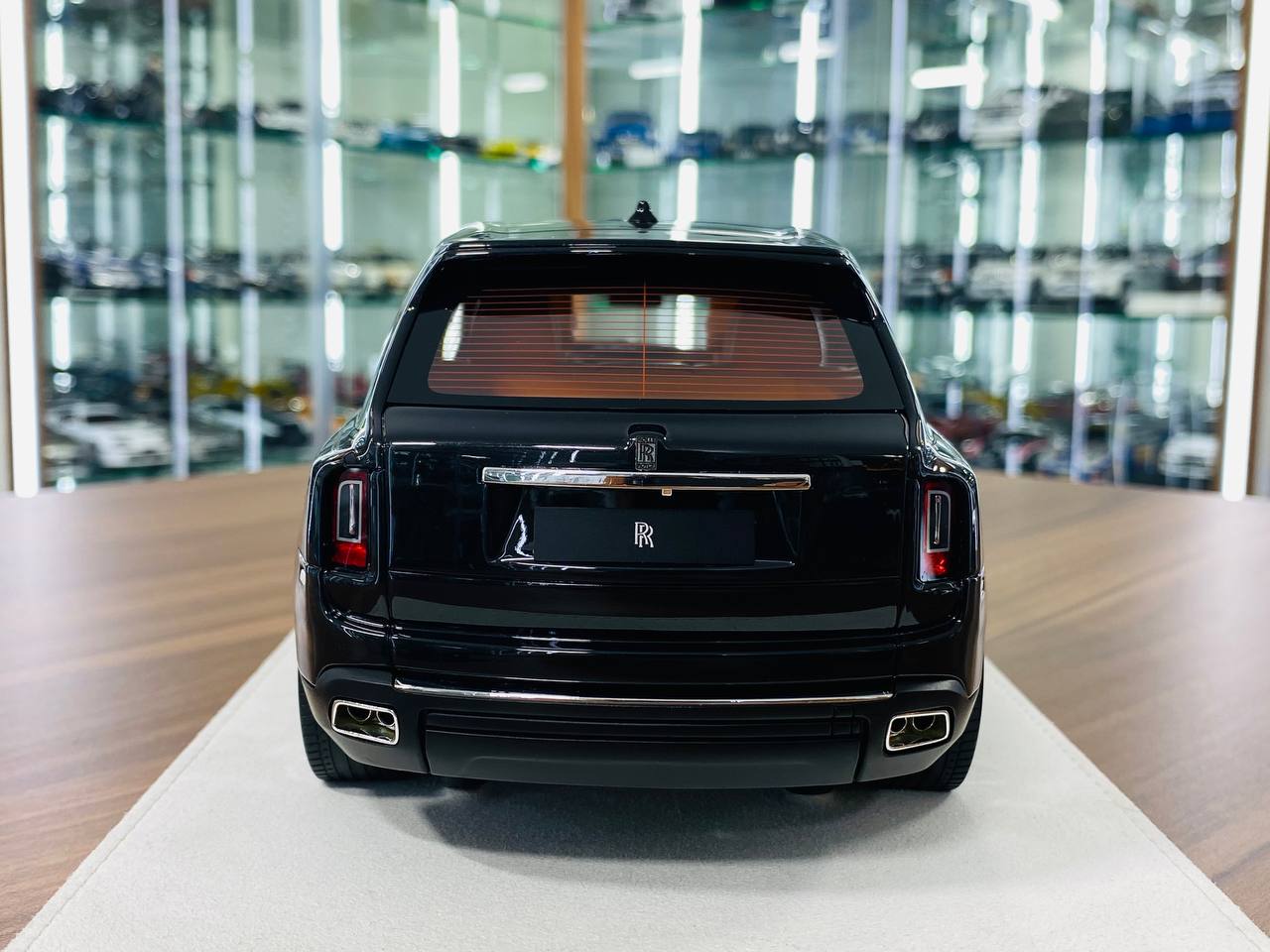 GL Models Rolls-Royce Cullinan - 1/18 Resin Model, Glossy Black, Limited to 39 Pieces