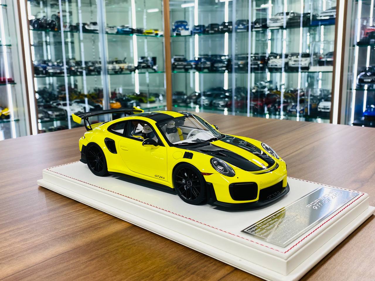 Davis & Giovanni Porsche 911 GT2 RS – 1/18 Resin Fluorescent Yellow, Limited 1 of 1