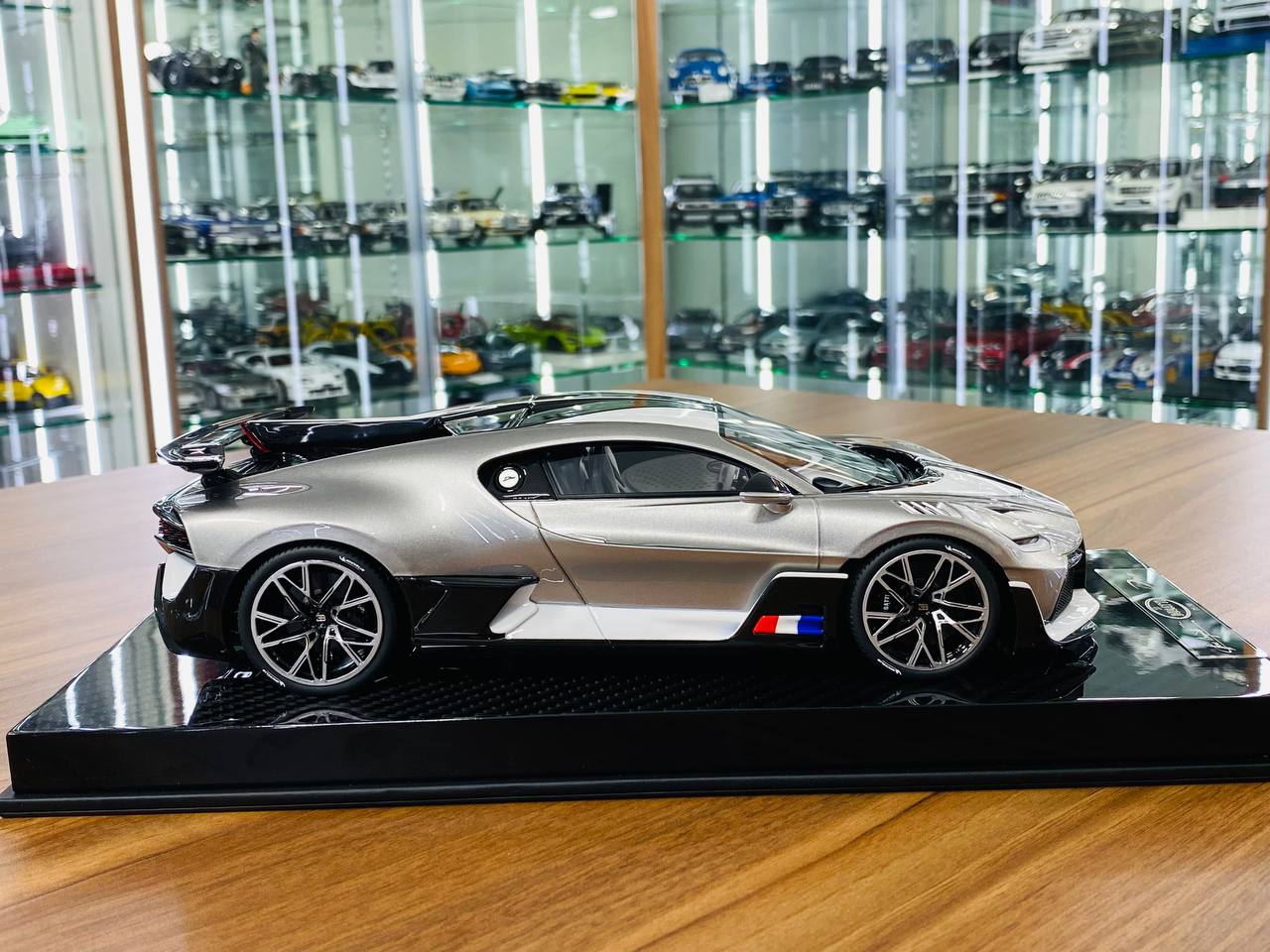 Exclusive 1/18 Resin Model - Bugatti Divo (Metallic Silver)