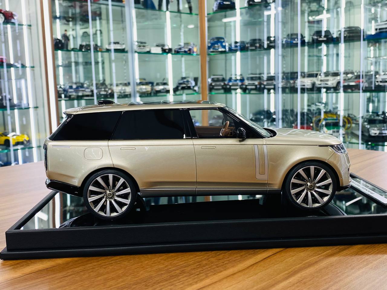 MotorHelix Range Rover Autobiography 2022 – 1/18 Resin Model, Champagne Gold, Limited 101