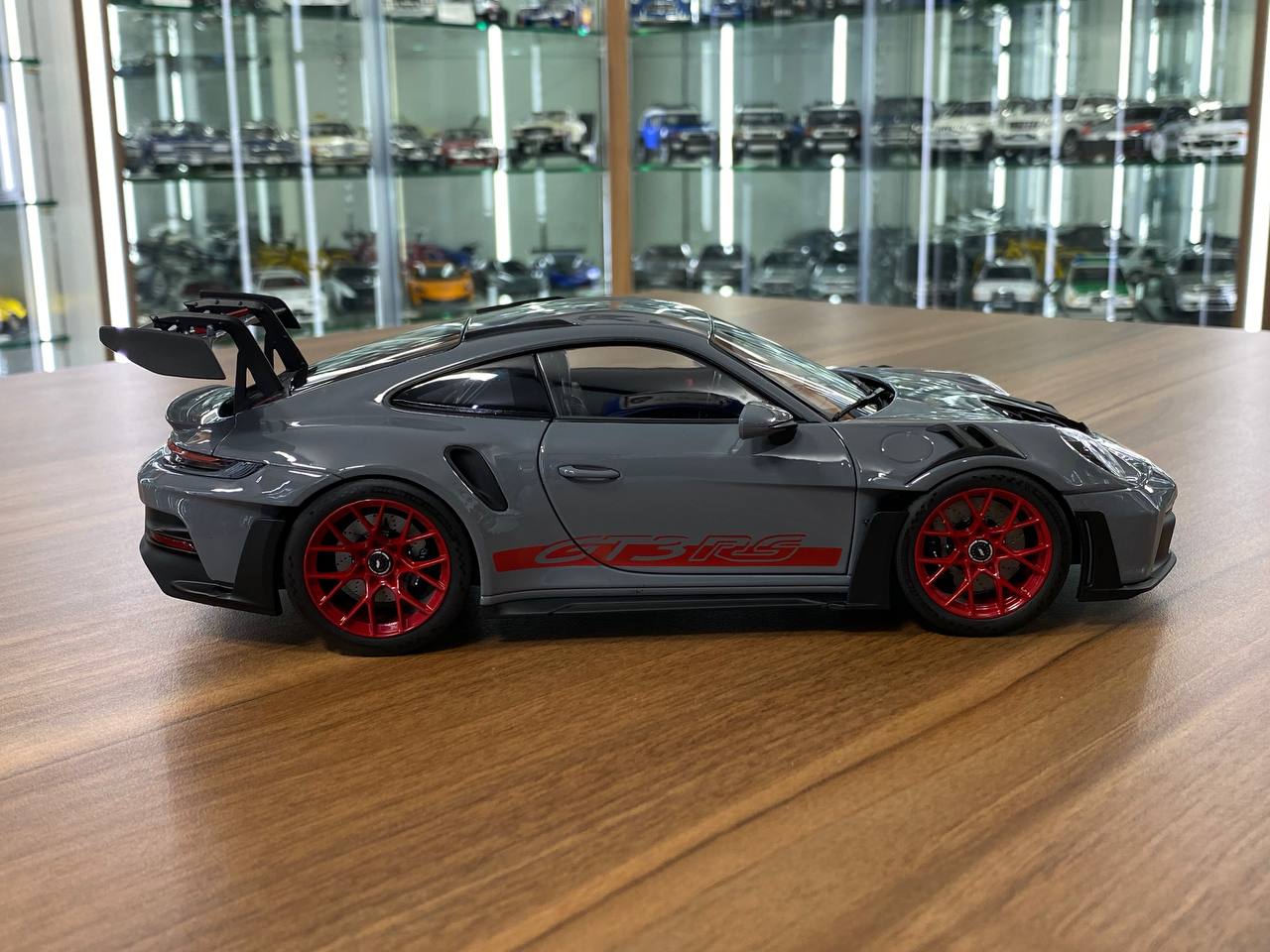 Norev Porsche 911 GT3 RS (2022) - 1/18 Diecast Metal Model, Arctic Grey/Red