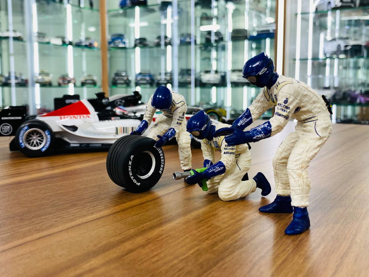 1/18 Resin – BMW Williams Tyre Change Set #2 by Minichamps