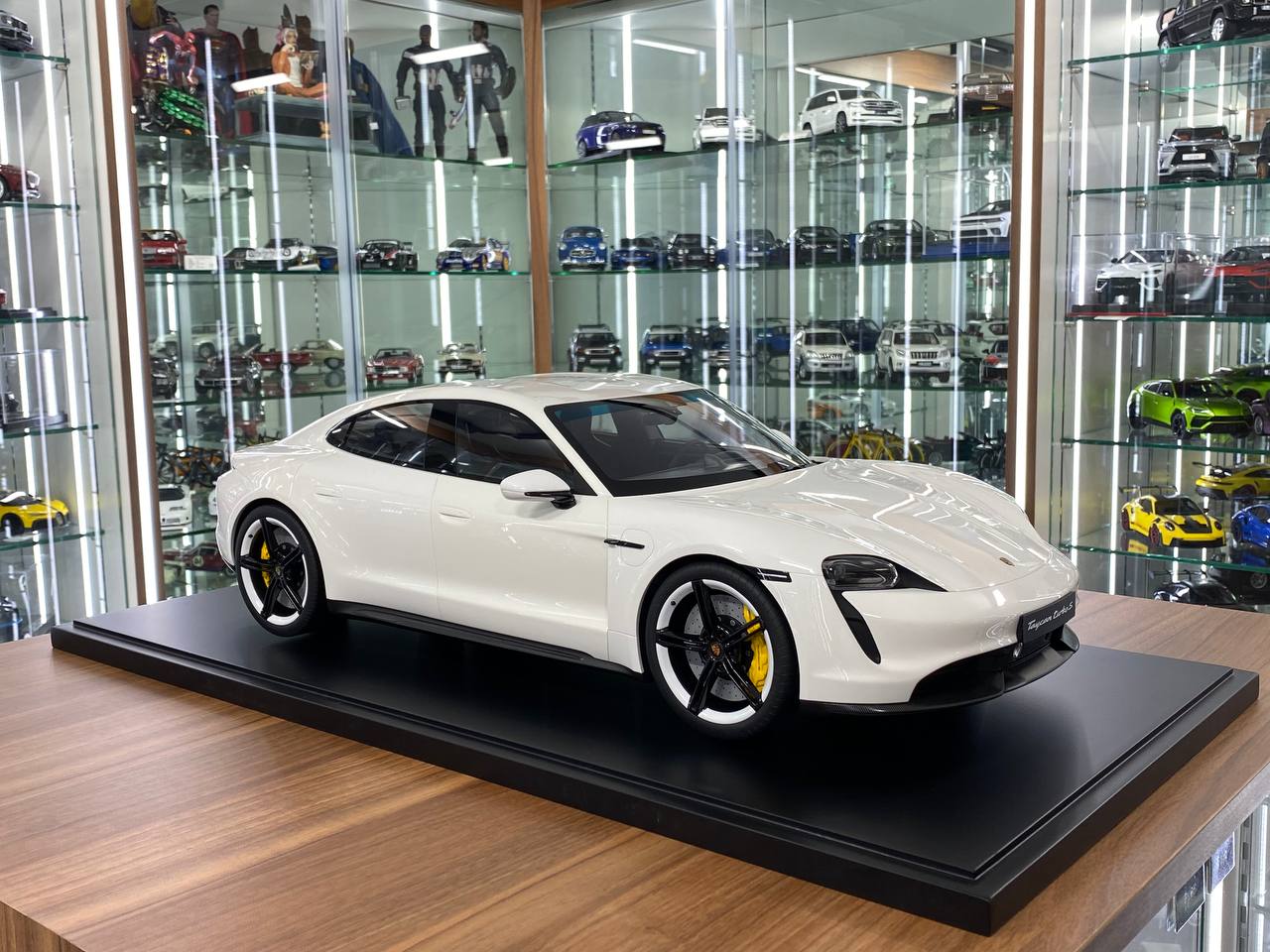 1/8 Resin MINICHAMPS Porsche Taycan turbo S  2020 Pearl White Limited-199 pcs