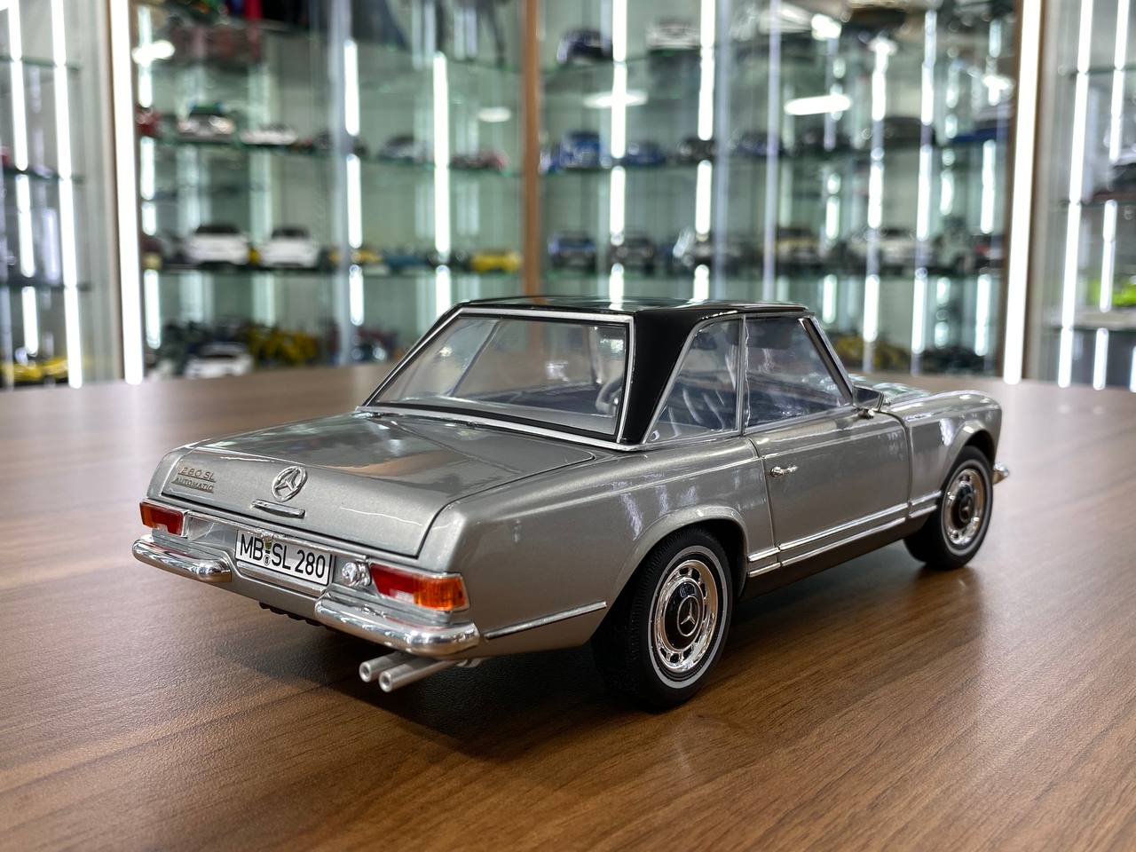 1:18 Diecast  Schuco Mercedes-Benz 280 SL Pagode (W113) 1968-71 (Silver)