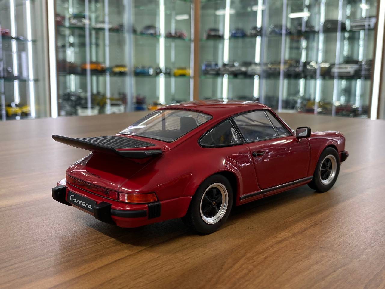 1/18 Diecast Porsche 911 (930) Carrera 3.2 ROT 1984 in Maroon