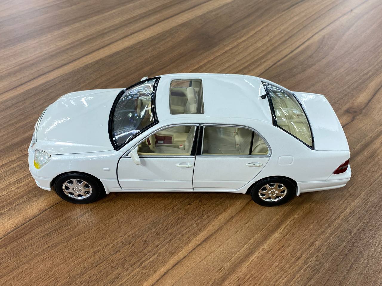 1/18 Diecast MotorMax Lexus LS 430 white