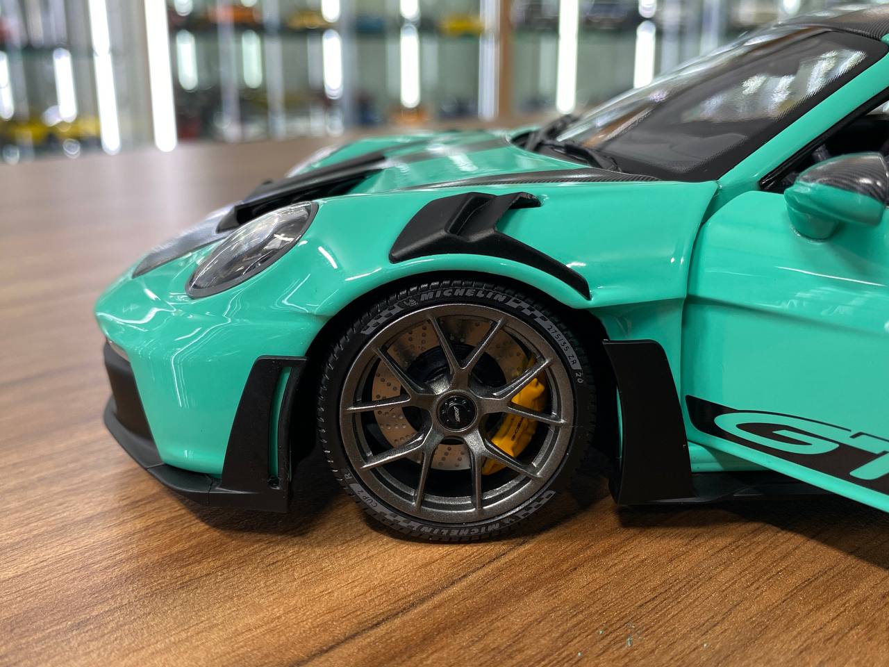 1:18 Diecast Minichamps Porsche 911 (992) GT3 RS 2024 Weissach Paket in Green