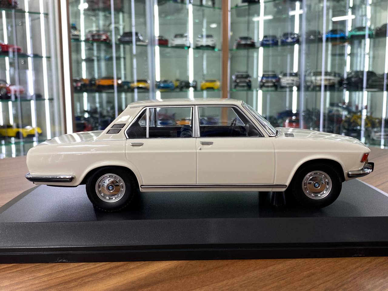 1:18 Diecast – Minichamps BMW 2500 (1968)